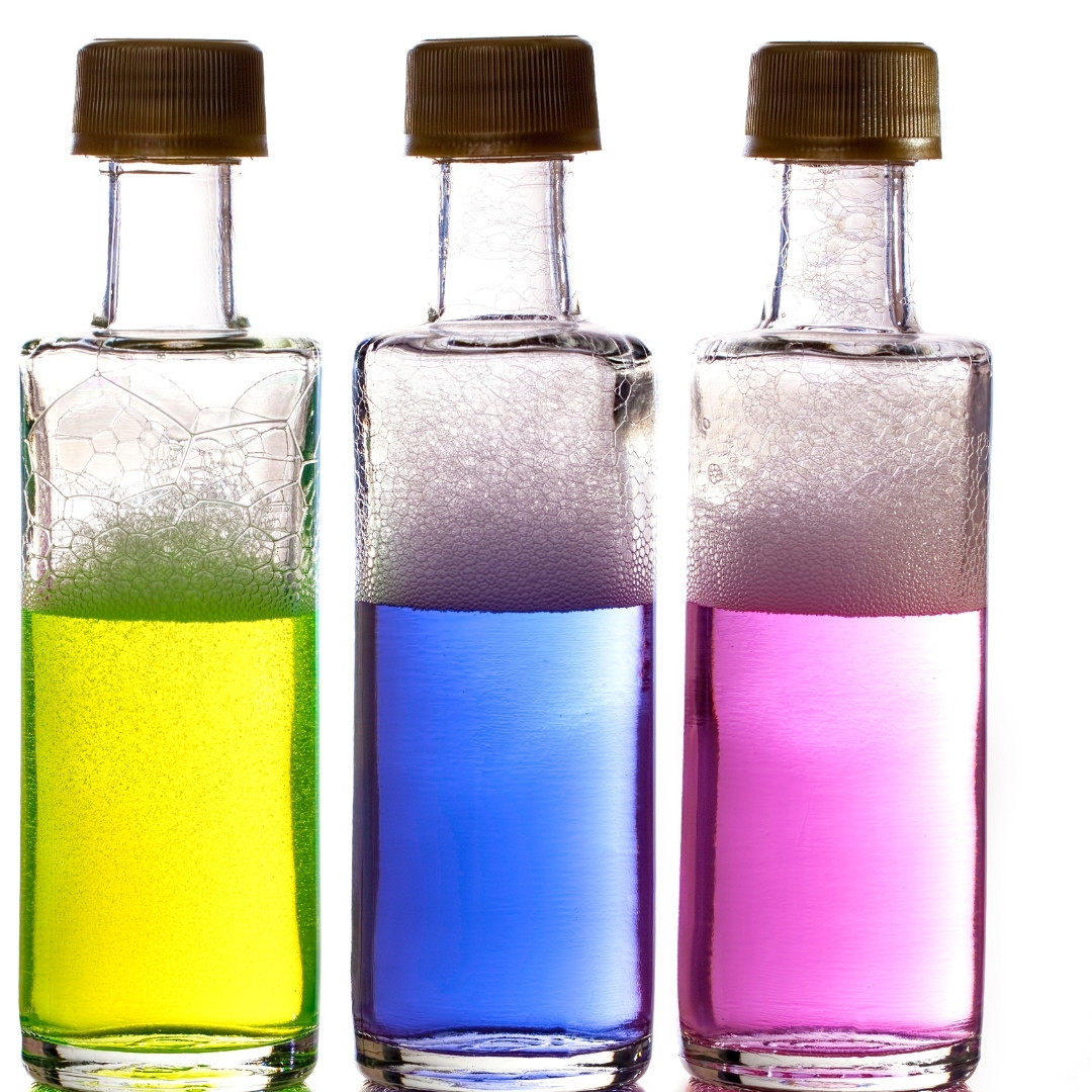 Unikamy pochodnych ropy naftowej, sztucznych barwników, substancji zapachowych, fosforanów i wybielaczy na bazie chloru. 